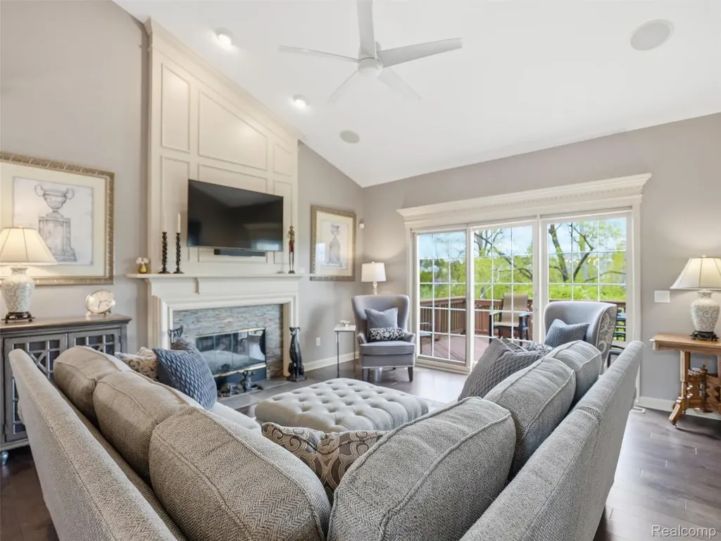 5211 Belmonte Drive Oakland Charter Township MI 48306