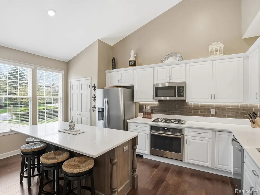 5211 Belmonte Drive Oakland Charter Township MI 48306