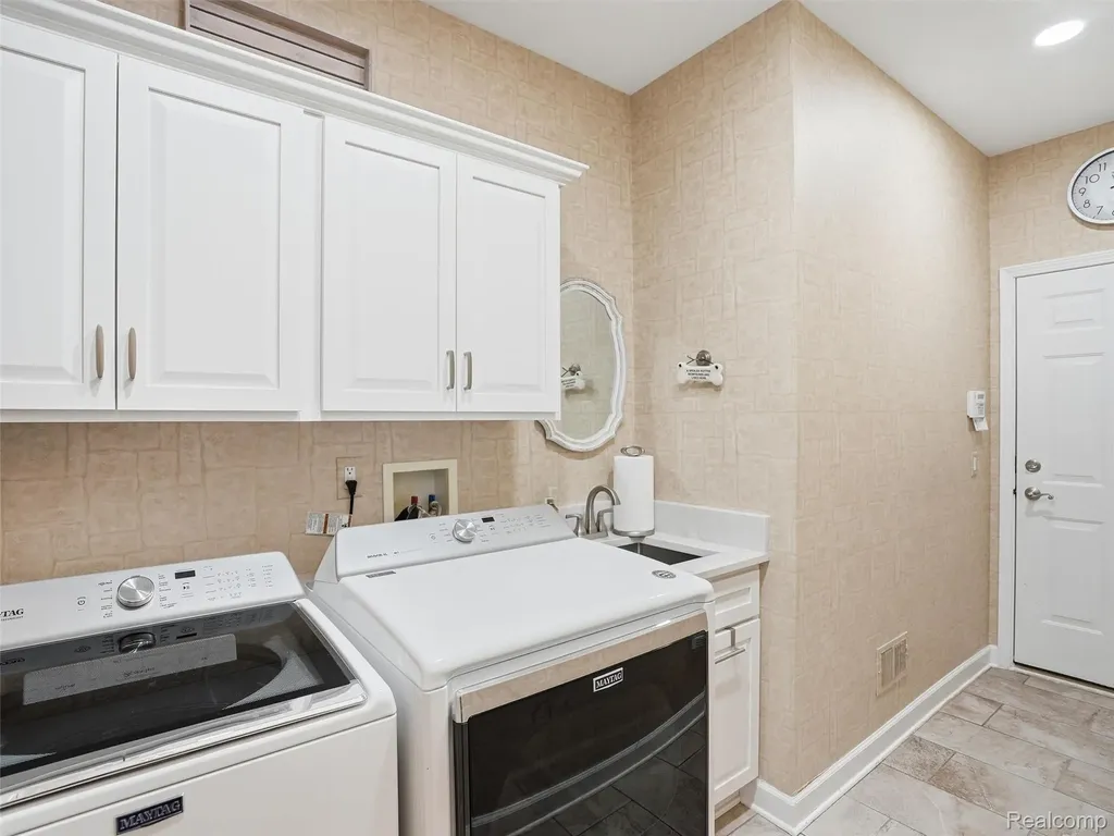 5211 Belmonte Drive Oakland Charter Township MI 48306