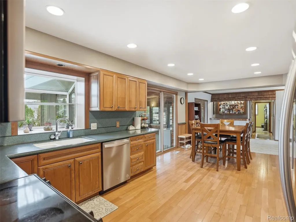 20145 Scarlet Court Clinton Charter Township MI 48036