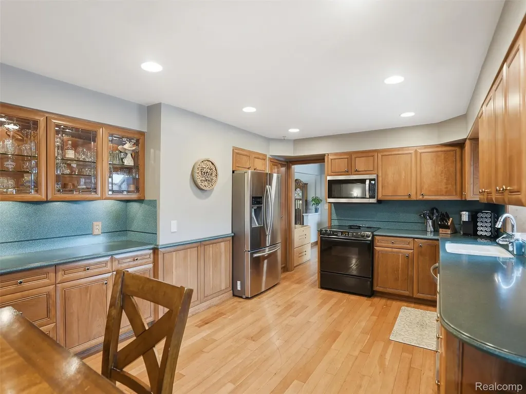 20145 Scarlet Court Clinton Charter Township MI 48036