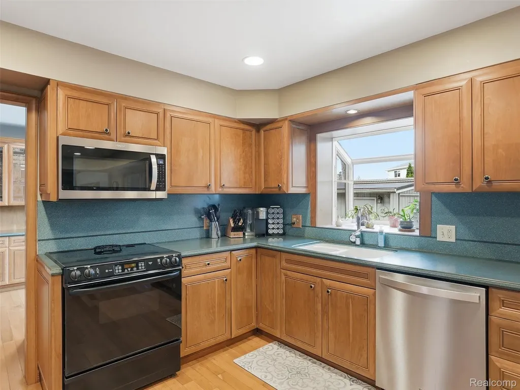 20145 Scarlet Court Clinton Charter Township MI 48036