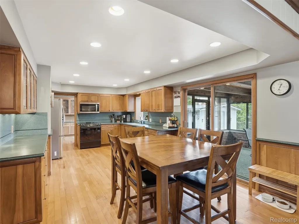 20145 Scarlet Court Clinton Charter Township MI 48036