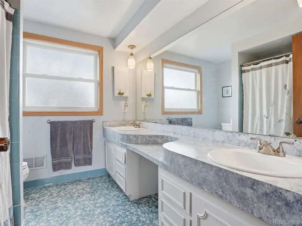 20145 Scarlet Court Clinton Charter Township MI 48036