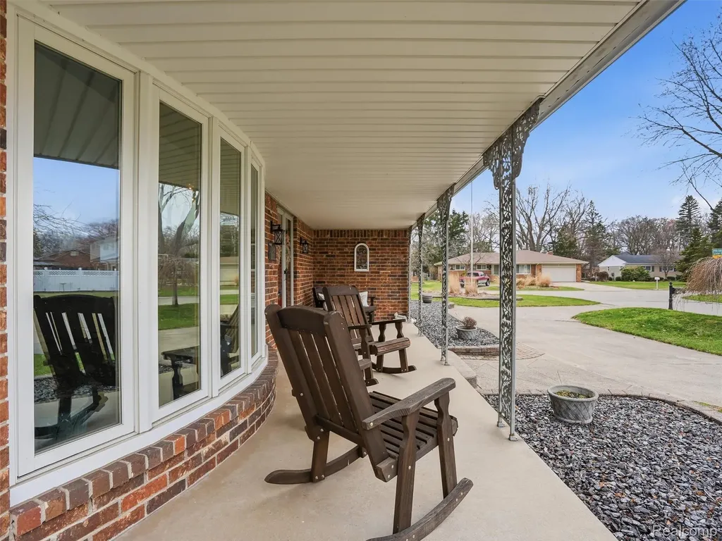 20145 Scarlet Court Clinton Charter Township MI 48036
