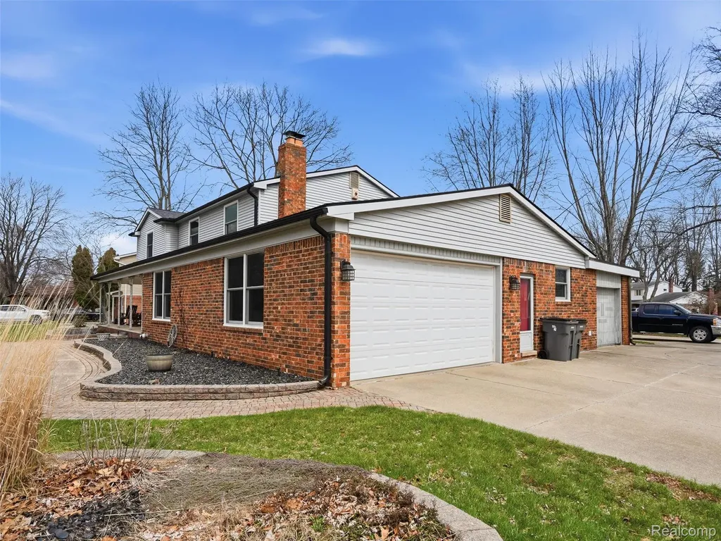 20145 Scarlet Court Clinton Charter Township MI 48036