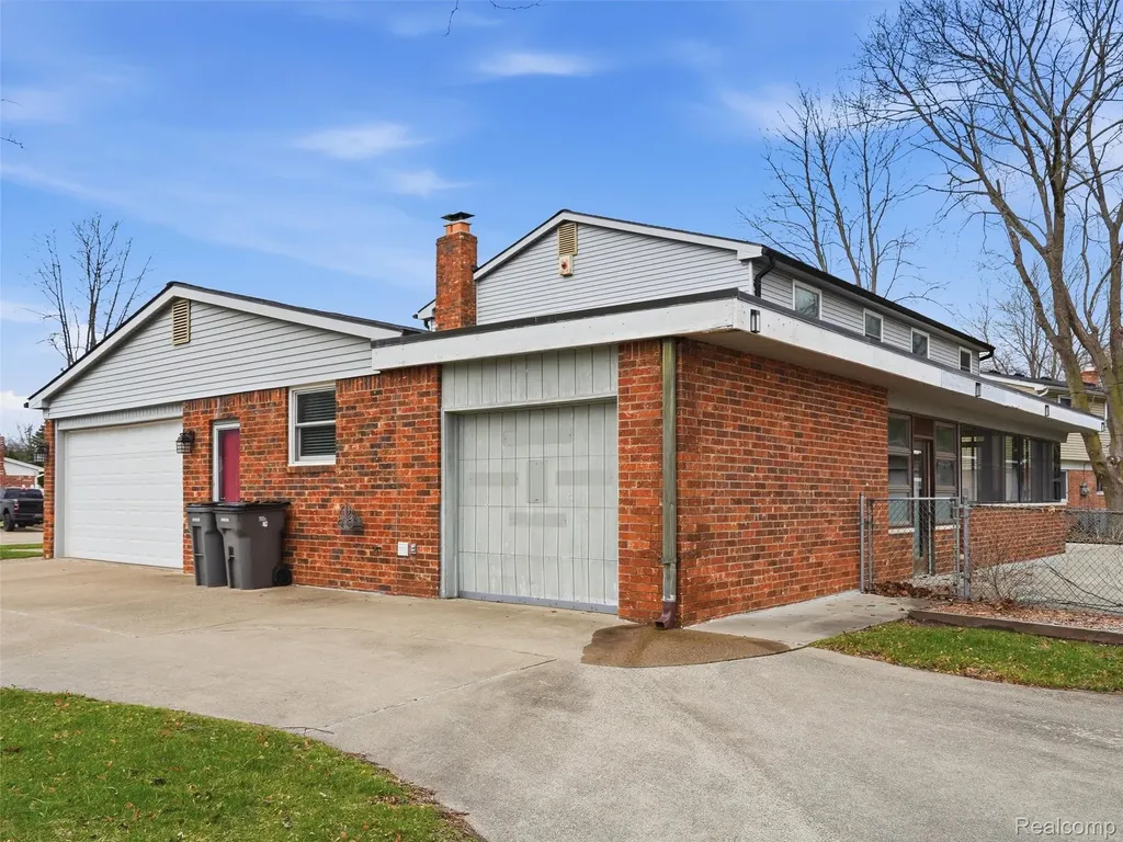 20145 Scarlet Court Clinton Charter Township MI 48036