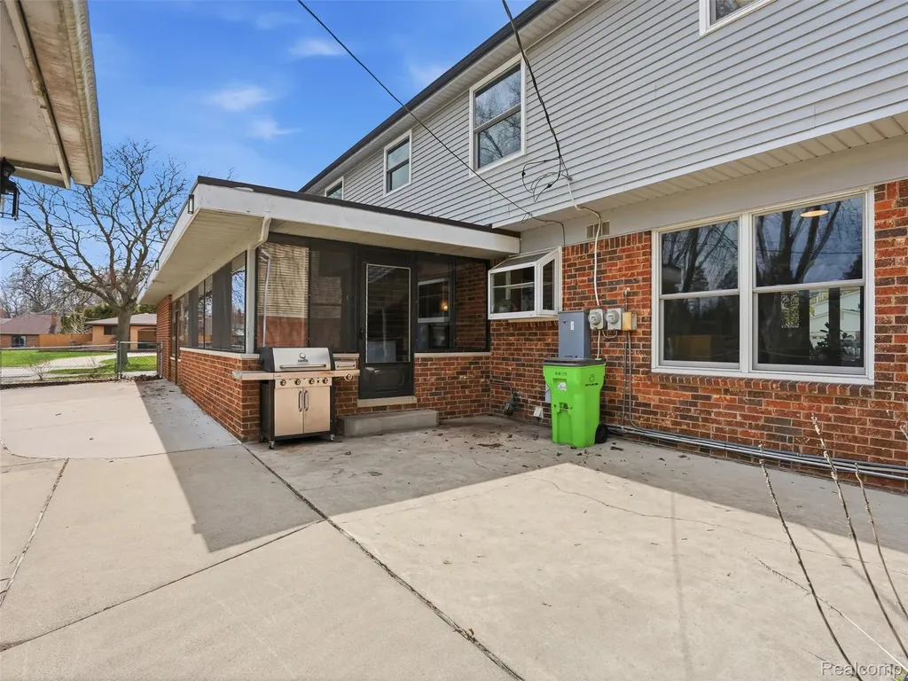 20145 Scarlet Court Clinton Charter Township MI 48036