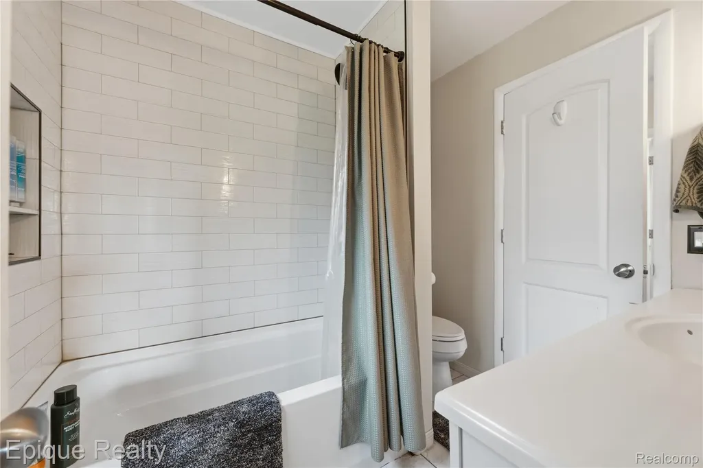 3127 W Woodland Drive Port Huron City MI 48060