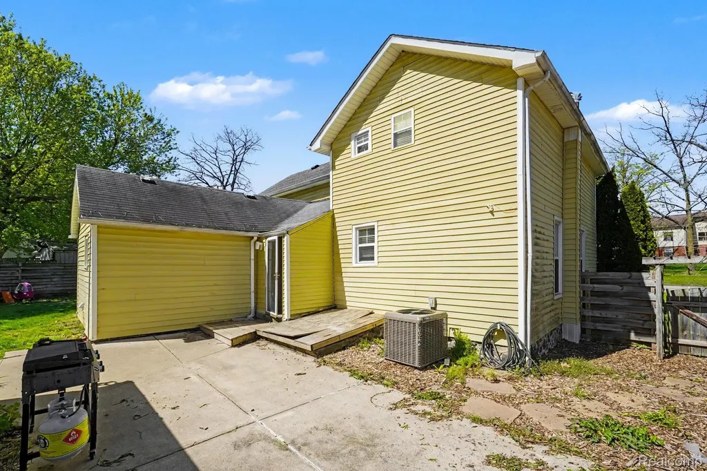 409 Fleming Street Howell City MI 48843