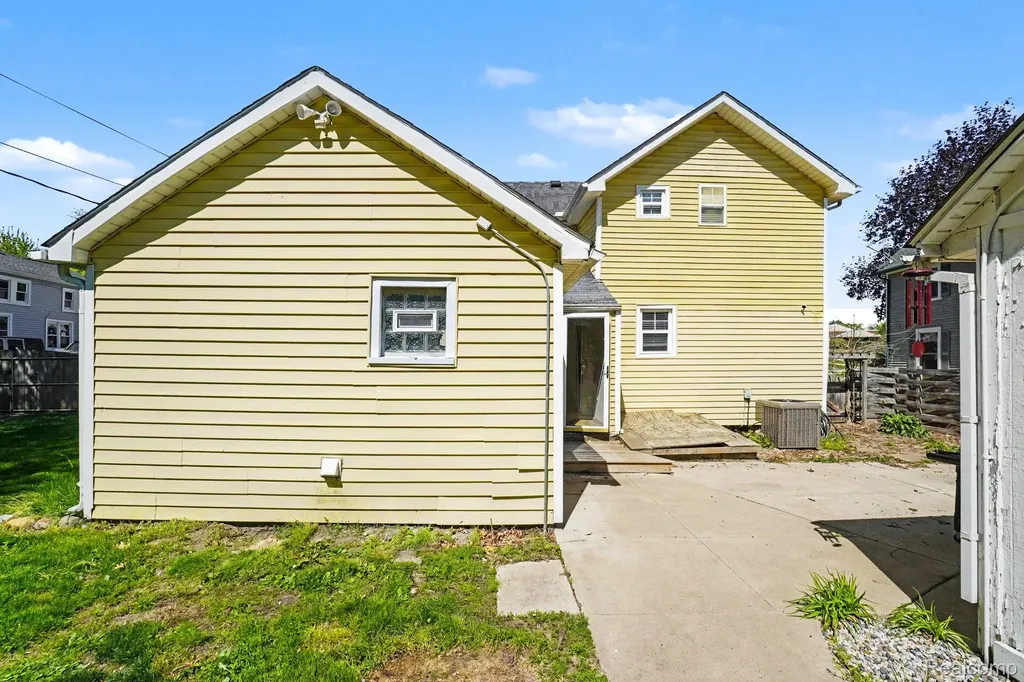 409 Fleming Street Howell City MI 48843