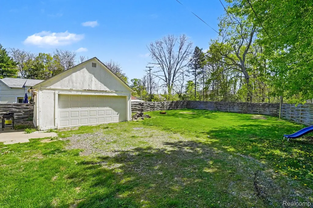 409 Fleming Street Howell City MI 48843