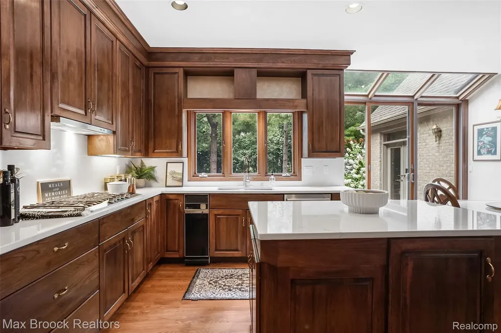 60 Kingsley Manor Drive Bloomfield Hills City MI 48304
