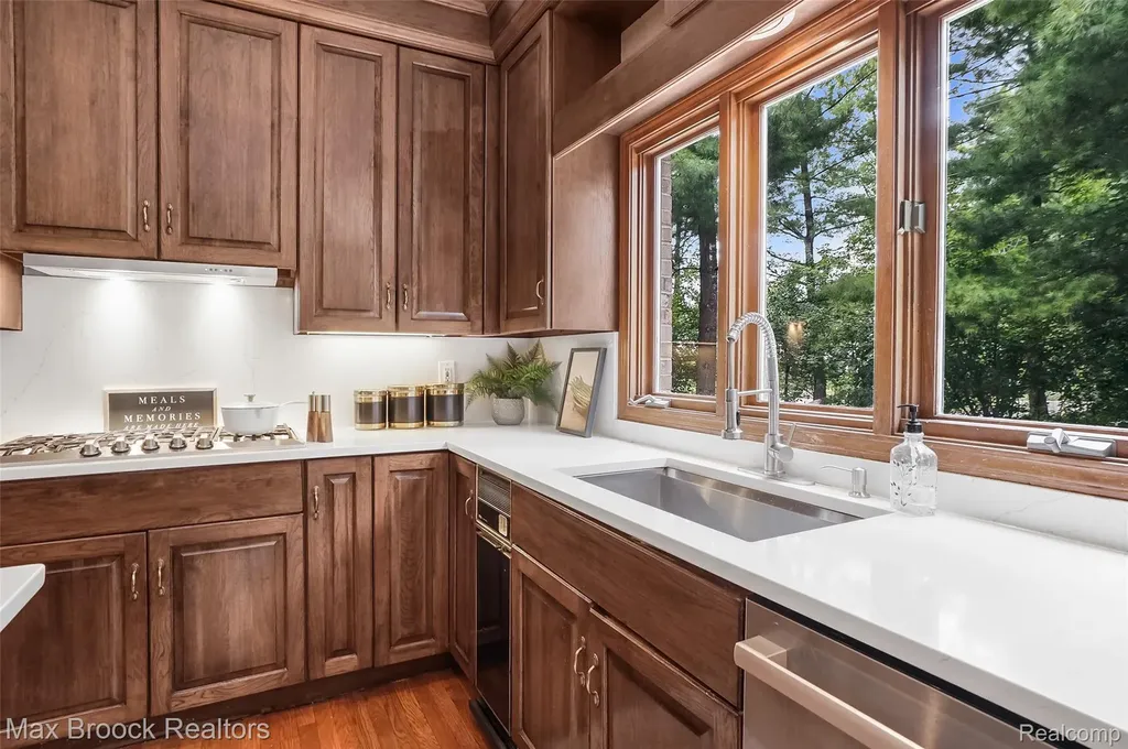 60 Kingsley Manor Drive Bloomfield Hills City MI 48304