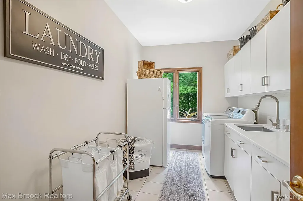 60 Kingsley Manor Drive Bloomfield Hills City MI 48304