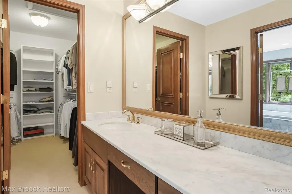 60 Kingsley Manor Drive Bloomfield Hills City MI 48304