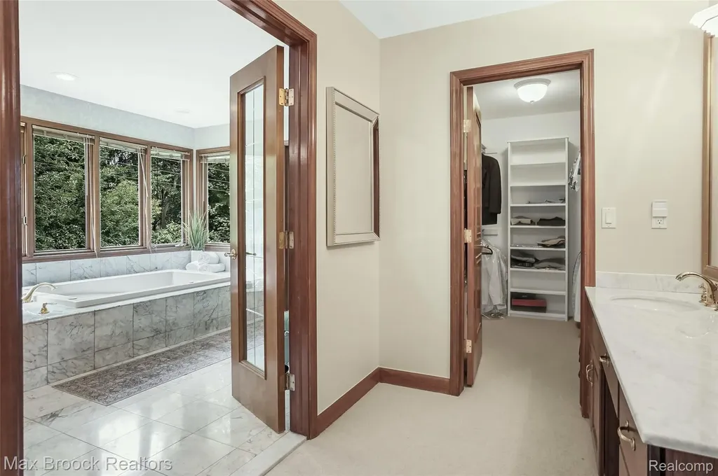 60 Kingsley Manor Drive Bloomfield Hills City MI 48304
