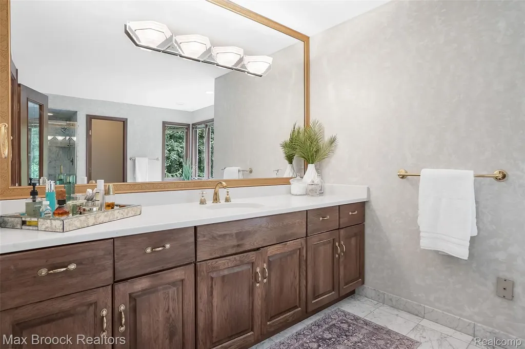 60 Kingsley Manor Drive Bloomfield Hills City MI 48304