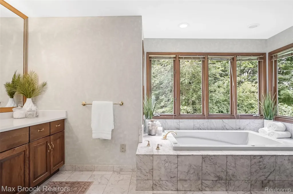 60 Kingsley Manor Drive Bloomfield Hills City MI 48304