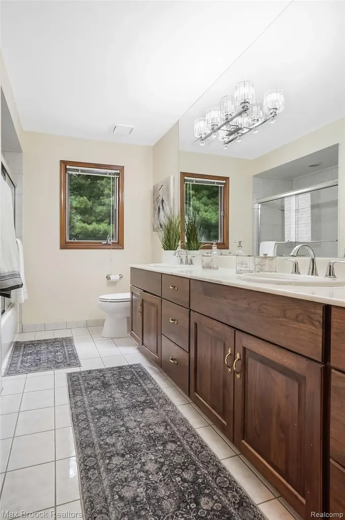 60 Kingsley Manor Drive Bloomfield Hills City MI 48304