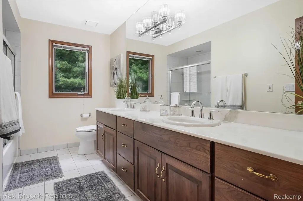 60 Kingsley Manor Drive Bloomfield Hills City MI 48304