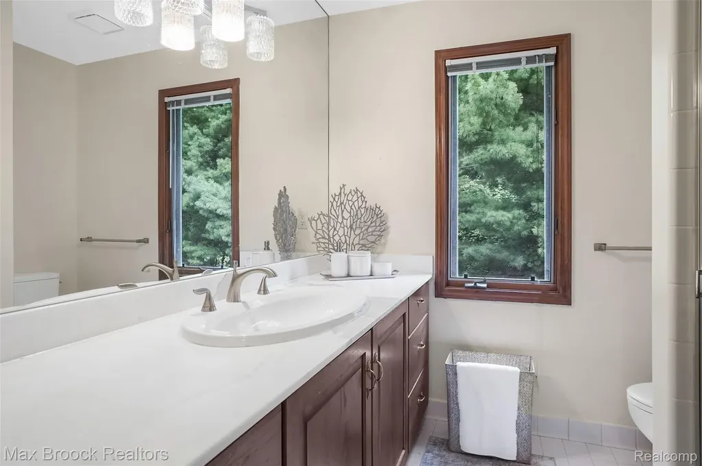 60 Kingsley Manor Drive Bloomfield Hills City MI 48304