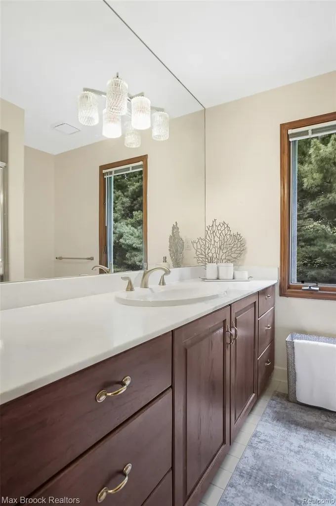60 Kingsley Manor Drive Bloomfield Hills City MI 48304