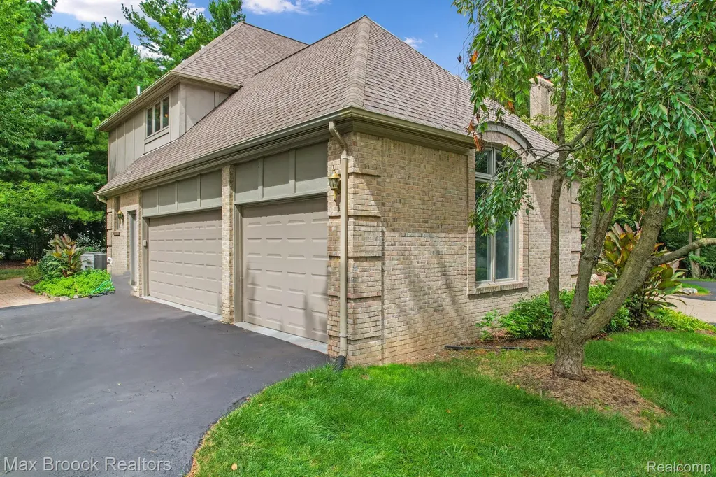 60 Kingsley Manor Drive Bloomfield Hills City MI 48304