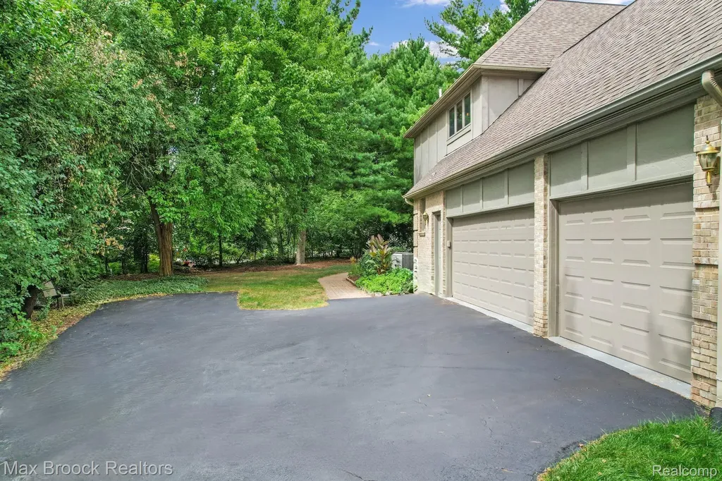 60 Kingsley Manor Drive Bloomfield Hills City MI 48304