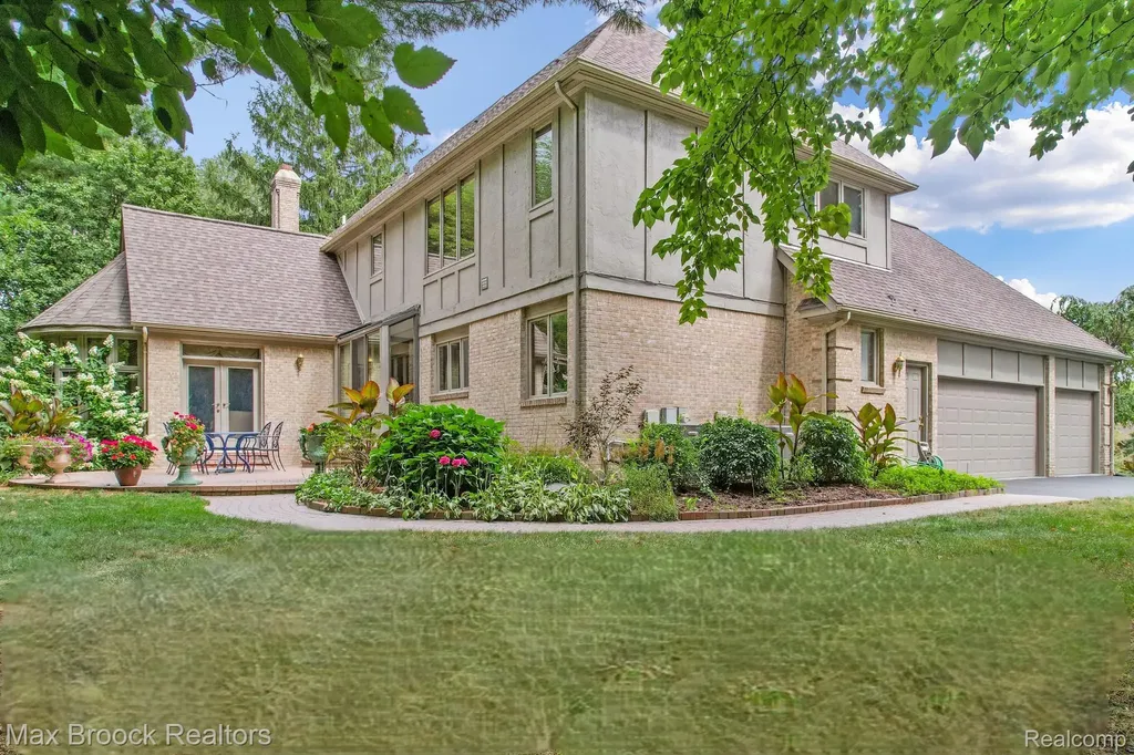 60 Kingsley Manor Drive Bloomfield Hills City MI 48304