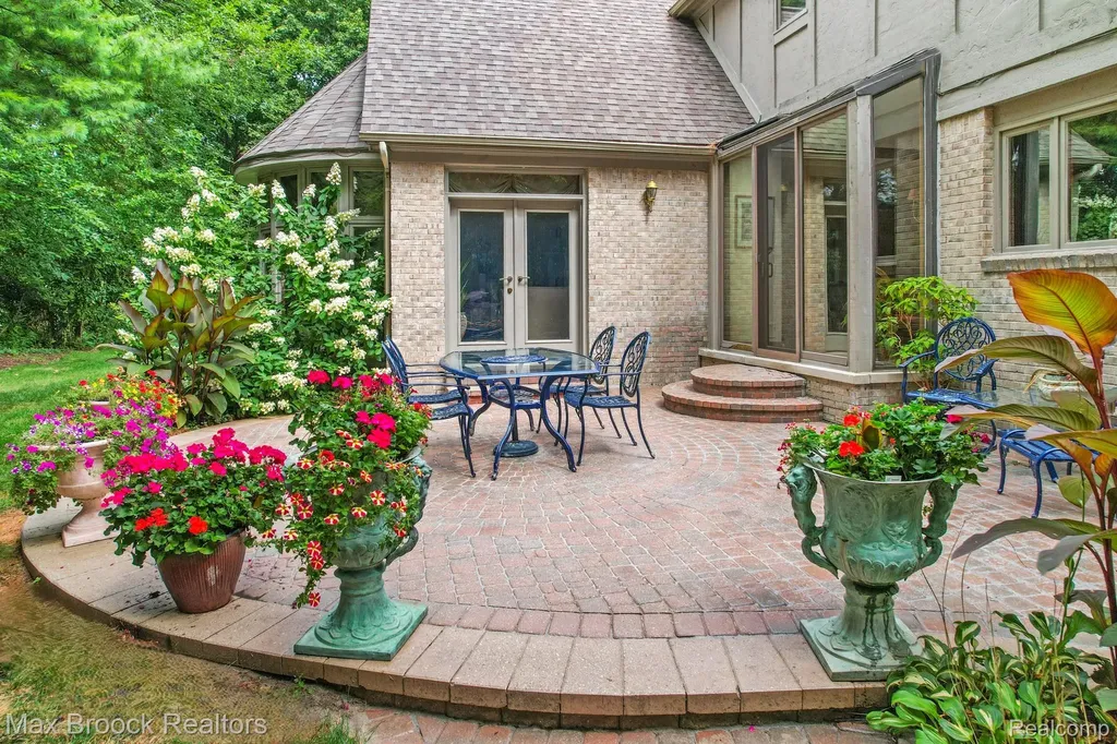 60 Kingsley Manor Drive Bloomfield Hills City MI 48304