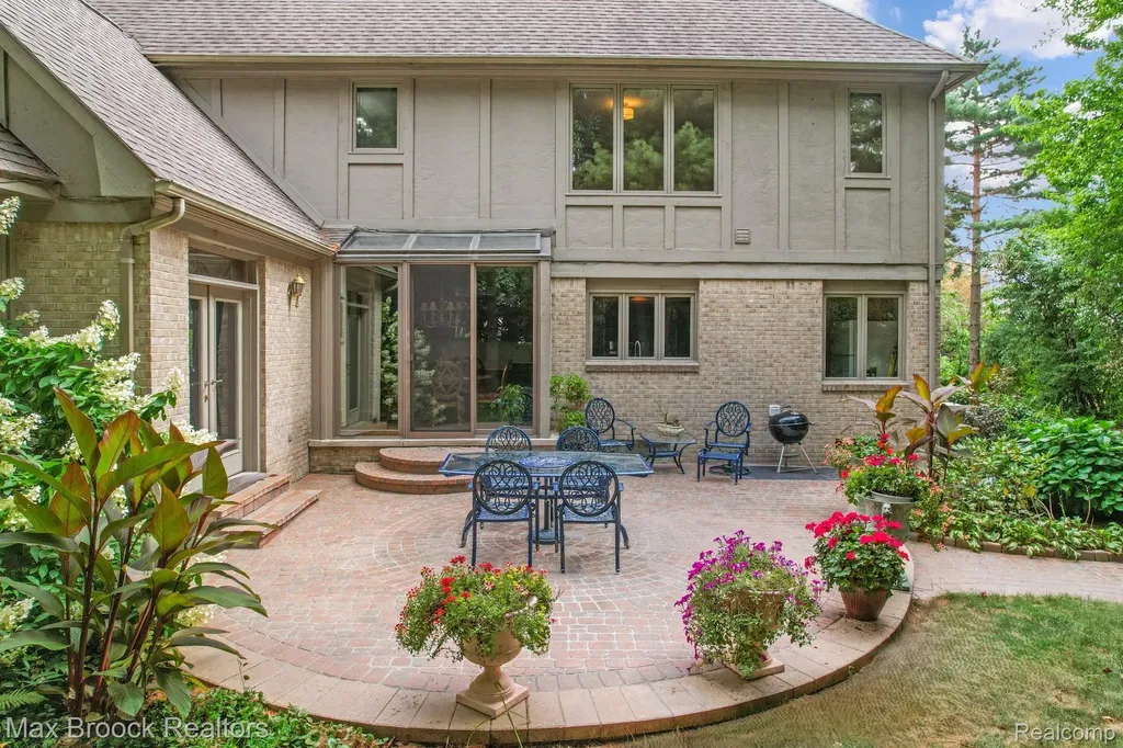 60 Kingsley Manor Drive Bloomfield Hills City MI 48304