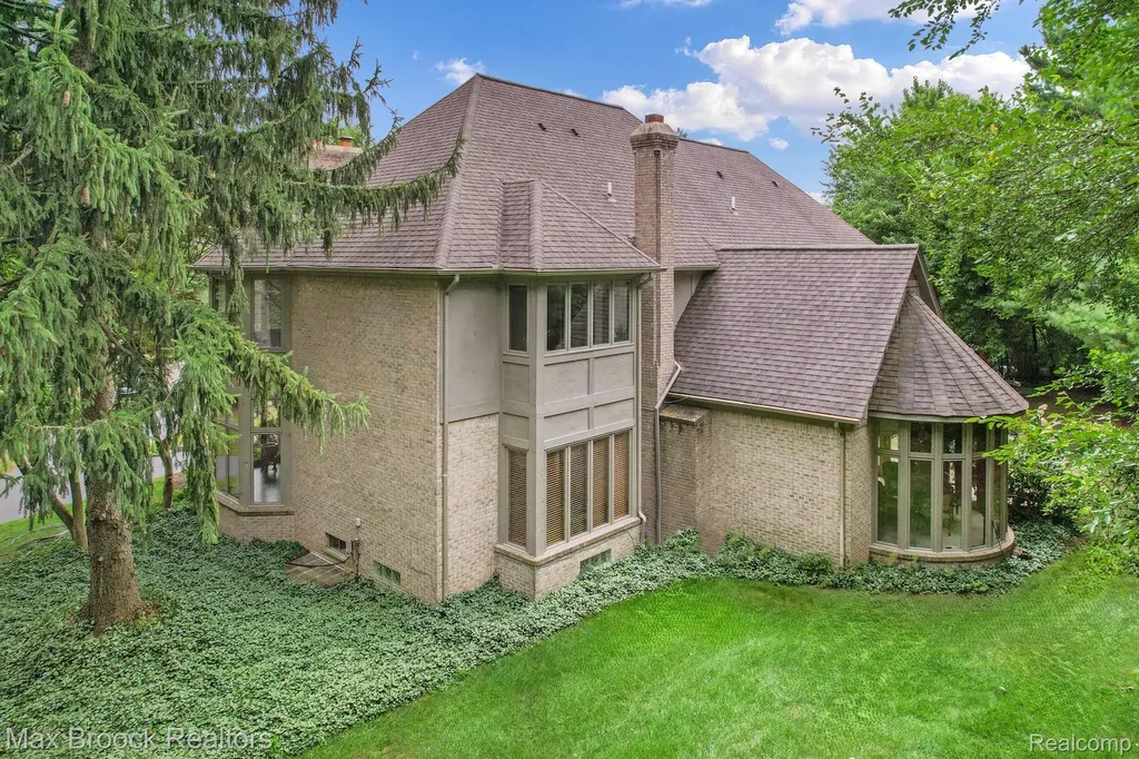 60 Kingsley Manor Drive Bloomfield Hills City MI 48304