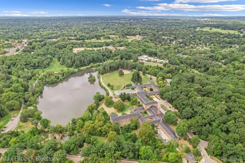 60 Kingsley Manor Drive Bloomfield Hills City MI 48304