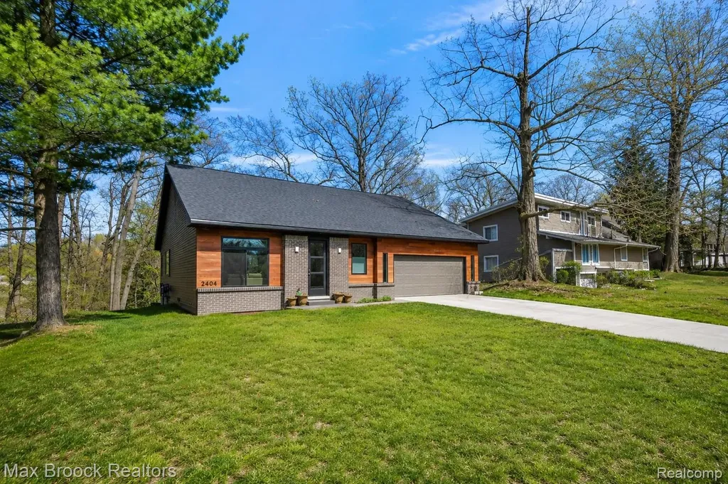 2404 Uplong Street West Bloomfield Charter Township MI 48324