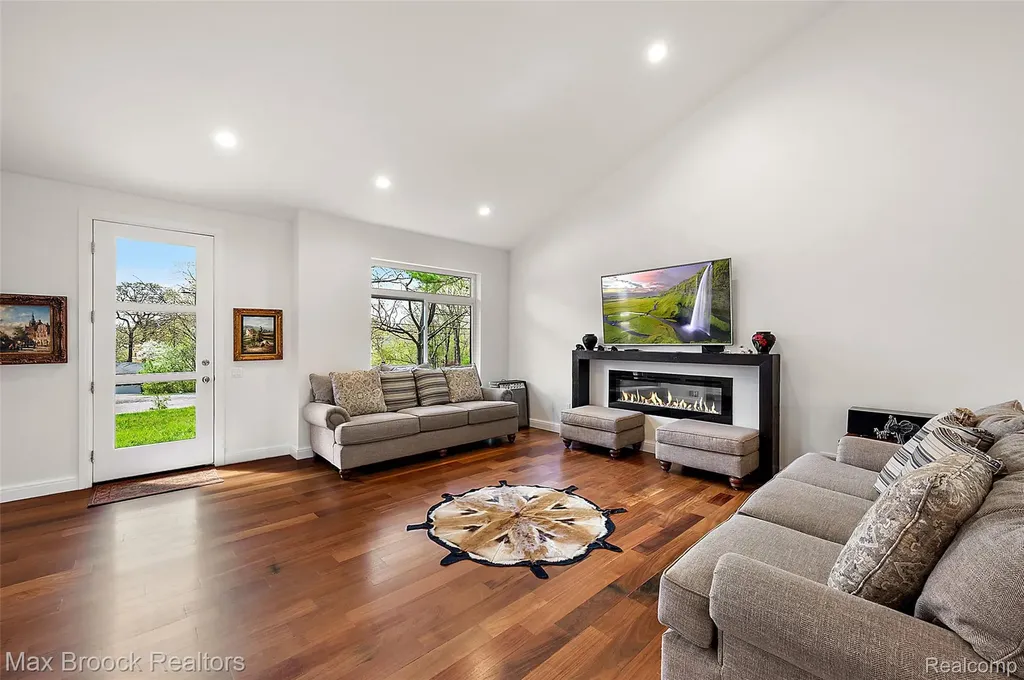 2404 Uplong Street West Bloomfield Charter Township MI 48324