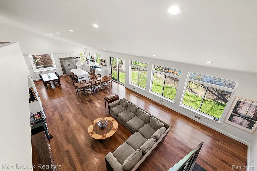 2404 Uplong Street West Bloomfield Charter Township MI 48324