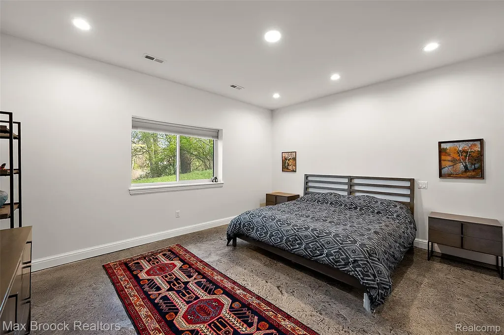 2404 Uplong Street West Bloomfield Charter Township MI 48324