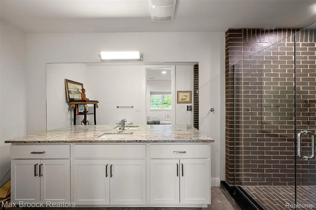 2404 Uplong Street West Bloomfield Charter Township MI 48324