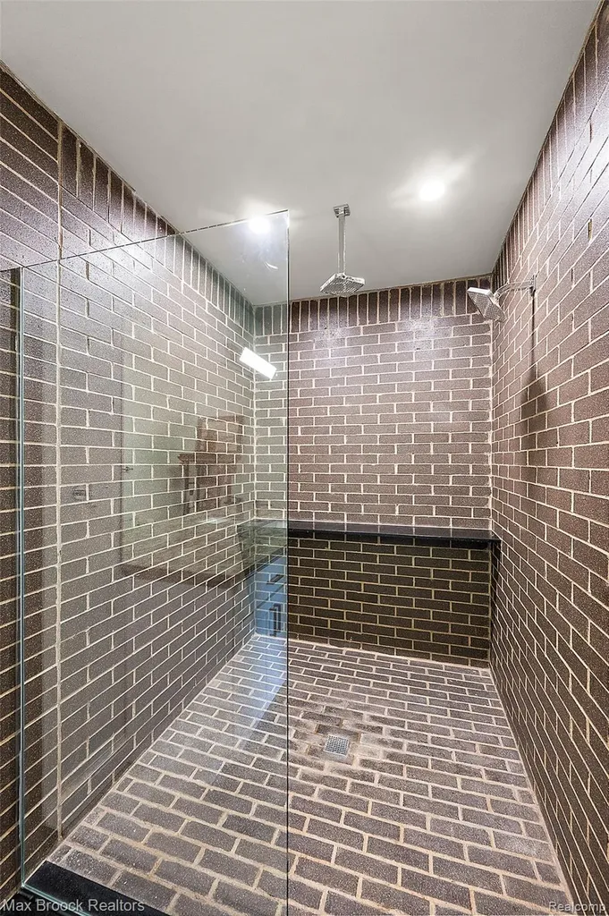 2404 Uplong Street West Bloomfield Charter Township MI 48324
