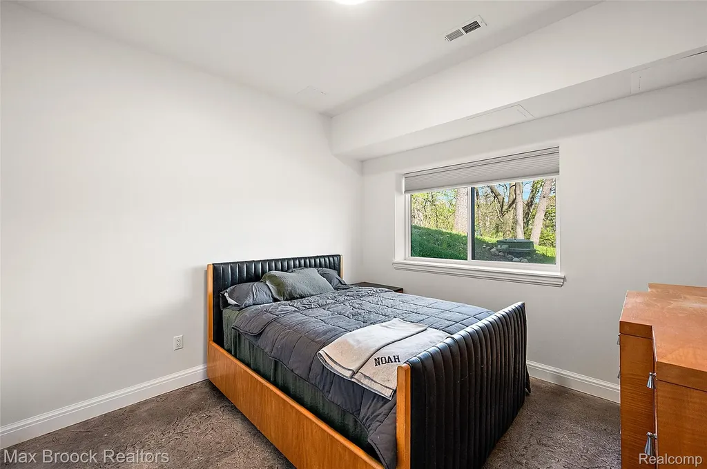 2404 Uplong Street West Bloomfield Charter Township MI 48324