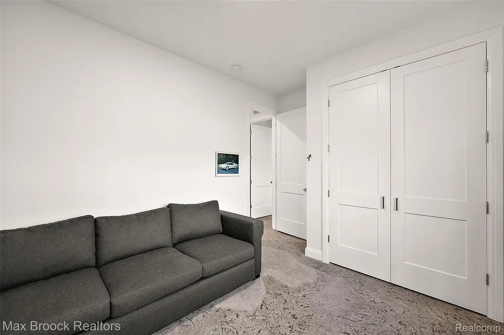 2404 Uplong Street West Bloomfield Charter Township MI 48324