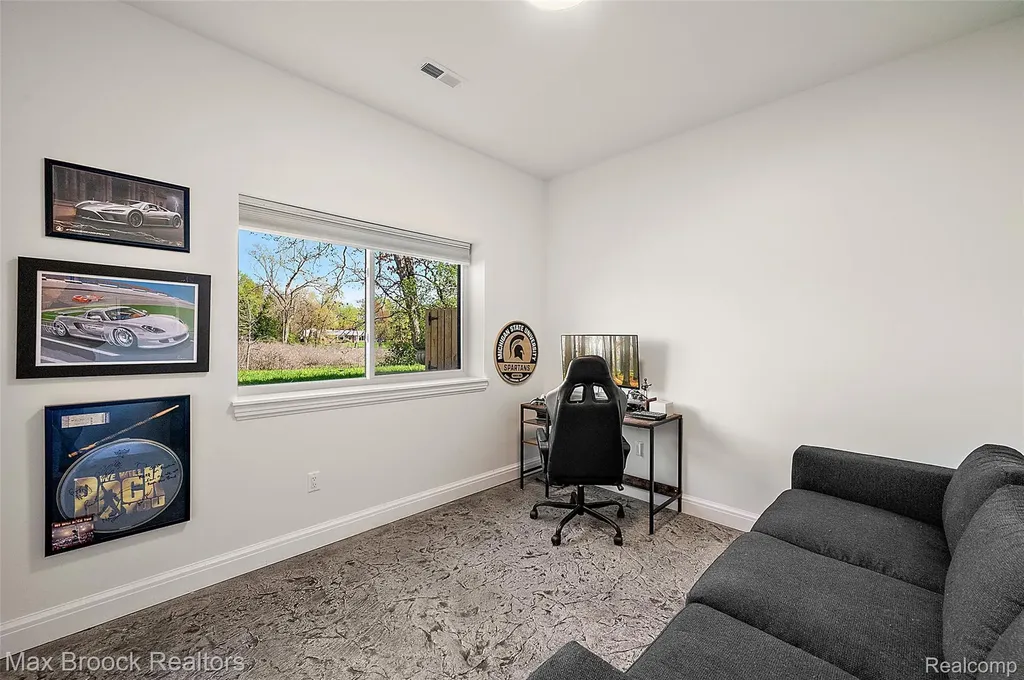 2404 Uplong Street West Bloomfield Charter Township MI 48324