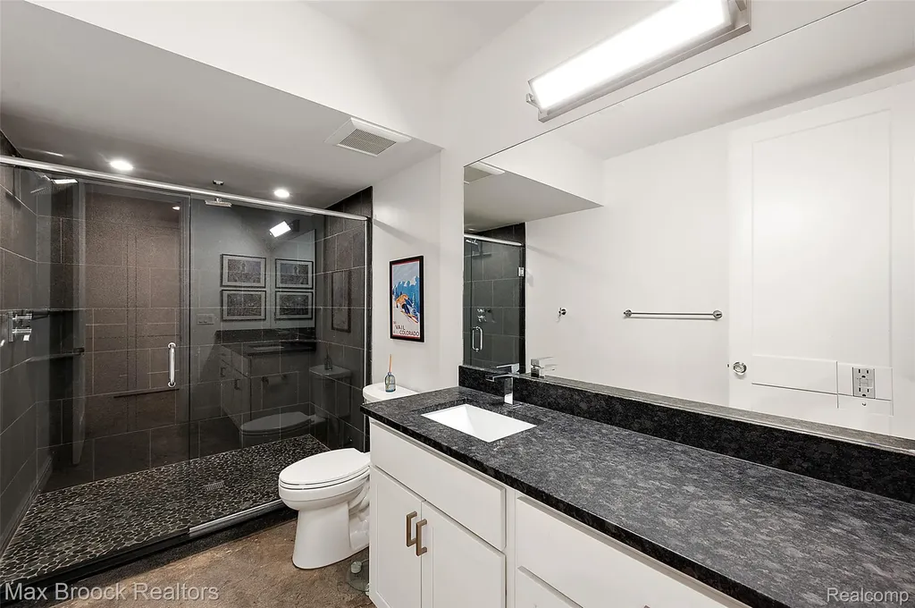 2404 Uplong Street West Bloomfield Charter Township MI 48324