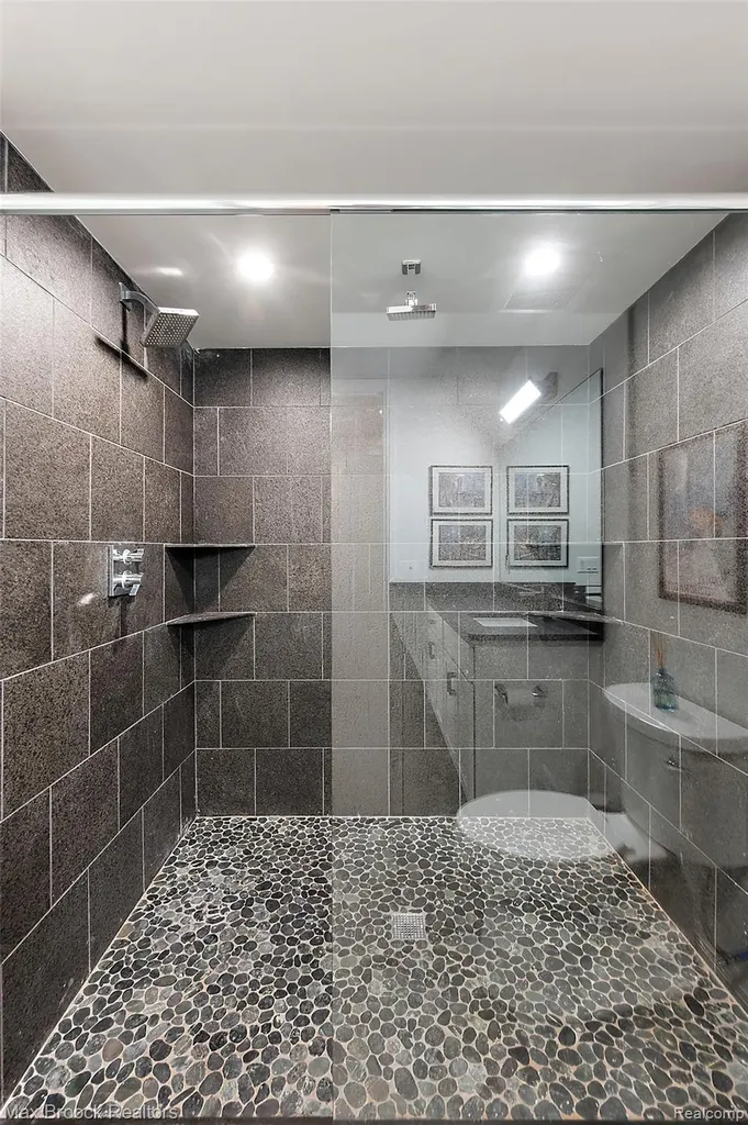 2404 Uplong Street West Bloomfield Charter Township MI 48324