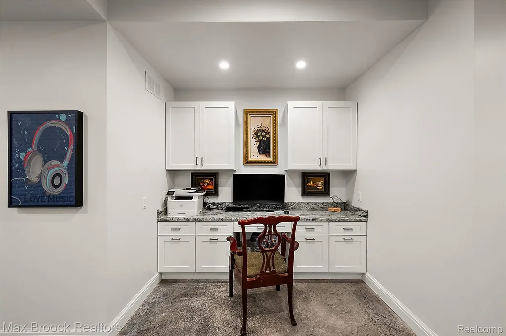 2404 Uplong Street West Bloomfield Charter Township MI 48324