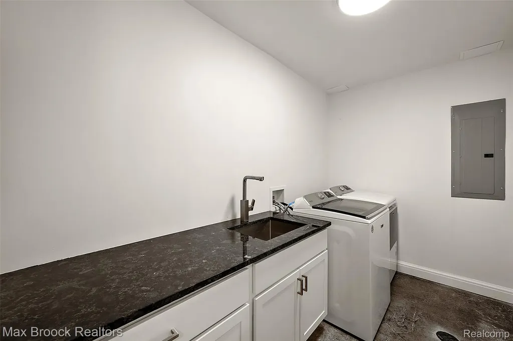 2404 Uplong Street West Bloomfield Charter Township MI 48324