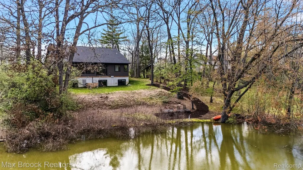 2404 Uplong Street West Bloomfield Charter Township MI 48324