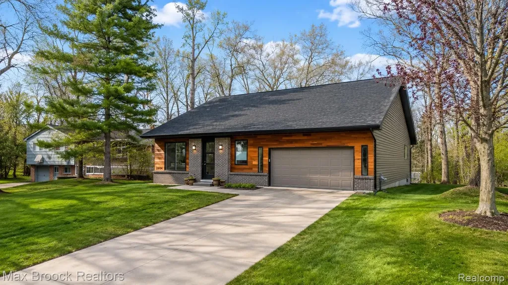 2404 Uplong Street West Bloomfield Charter Township MI 48324