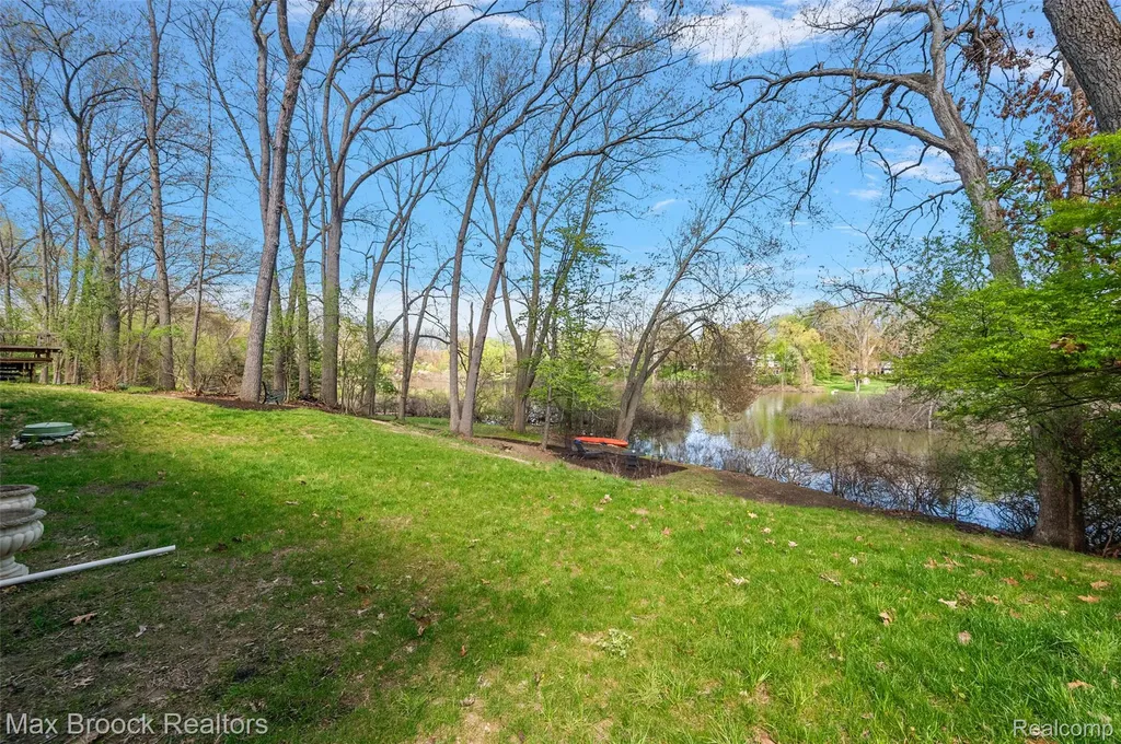 2404 Uplong Street West Bloomfield Charter Township MI 48324